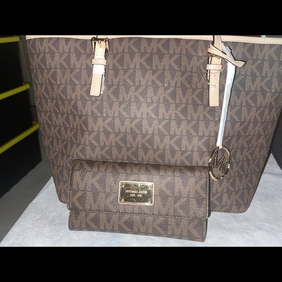 *BUNDLE*
NWT Michael Kors Large Brown Tote & (W) Brown Logo Michael Kors Wallet
